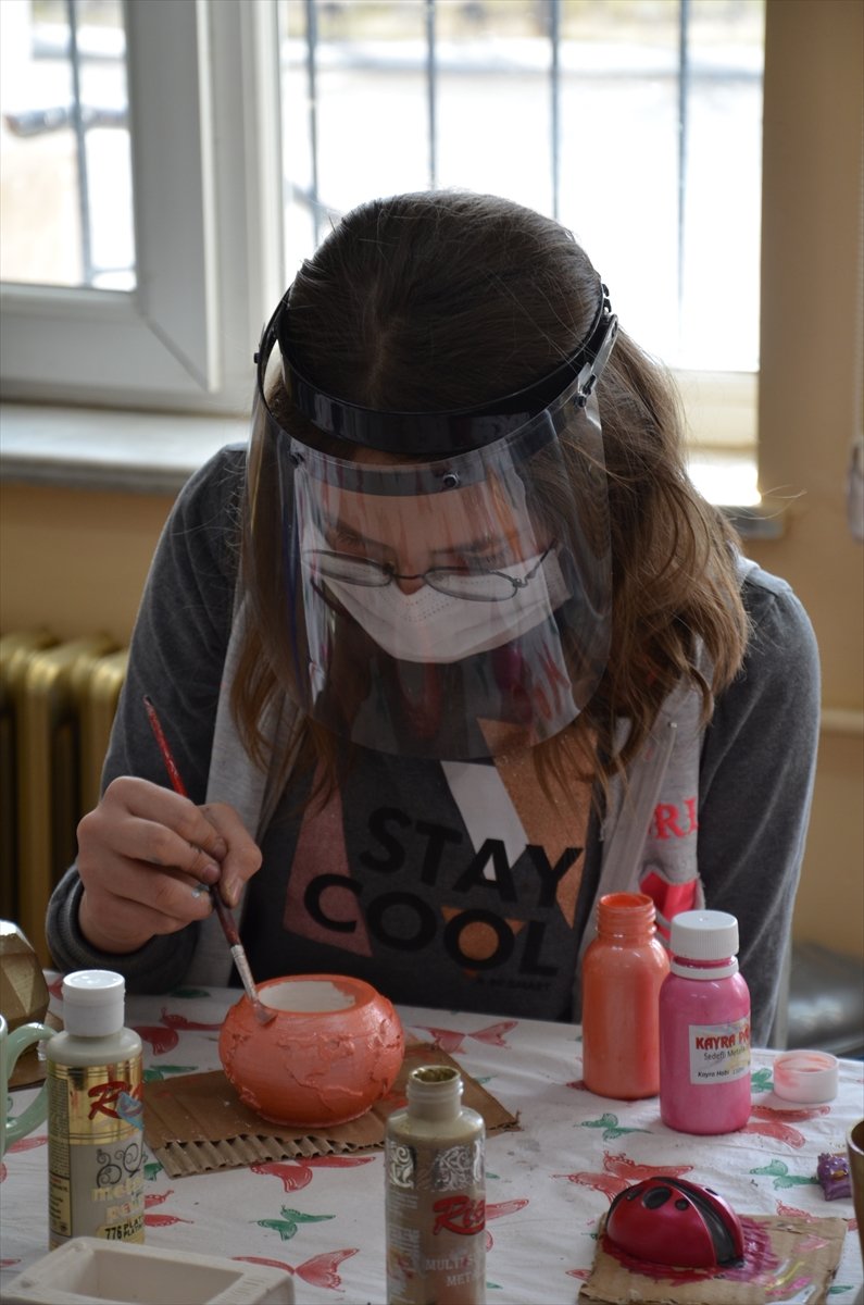 Sattıkları Objelerden Elde Ettikleri Gelirle İhtiyaç Sahibi Öğrencilere Destek Oluyorlar