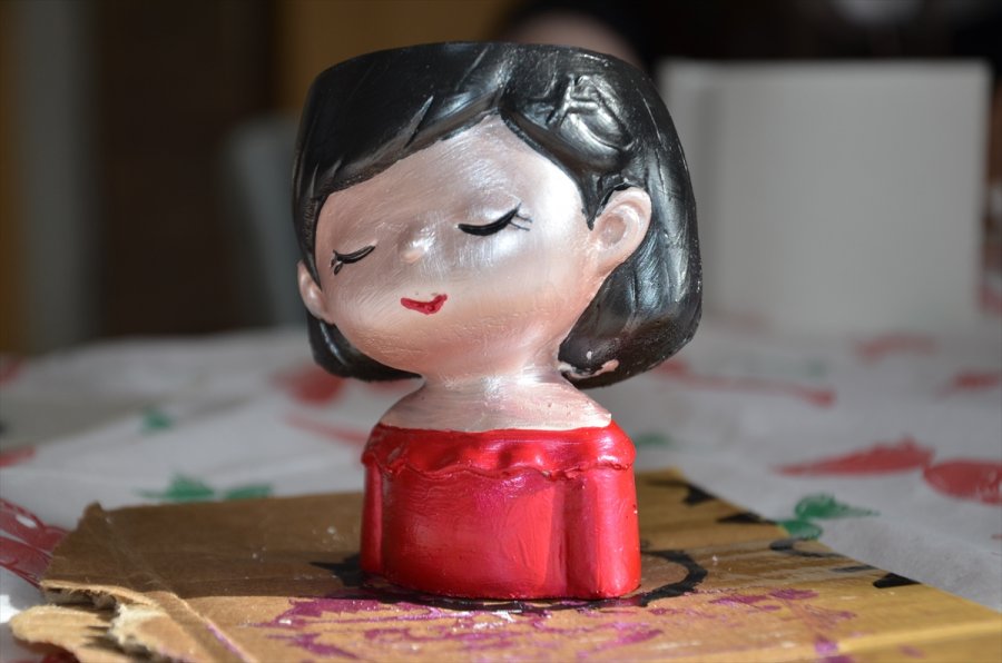 Sattıkları Objelerden Elde Ettikleri Gelirle İhtiyaç Sahibi Öğrencilere Destek Oluyorlar