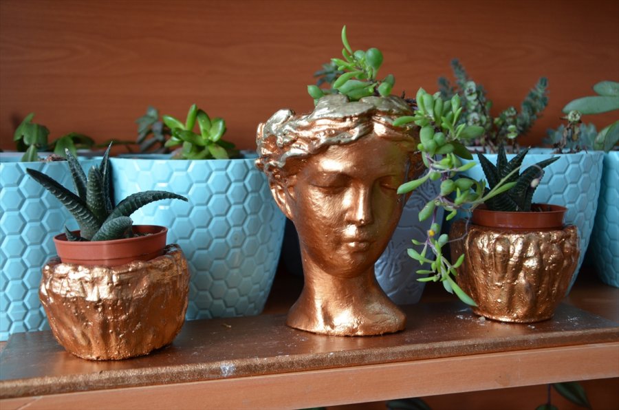 Sattıkları Objelerden Elde Ettikleri Gelirle İhtiyaç Sahibi Öğrencilere Destek Oluyorlar