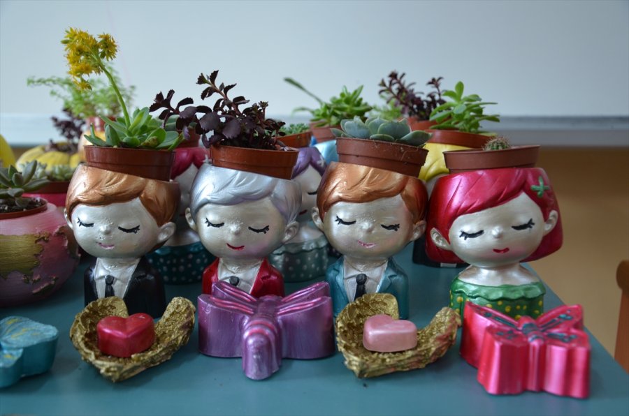 Sattıkları Objelerden Elde Ettikleri Gelirle İhtiyaç Sahibi Öğrencilere Destek Oluyorlar