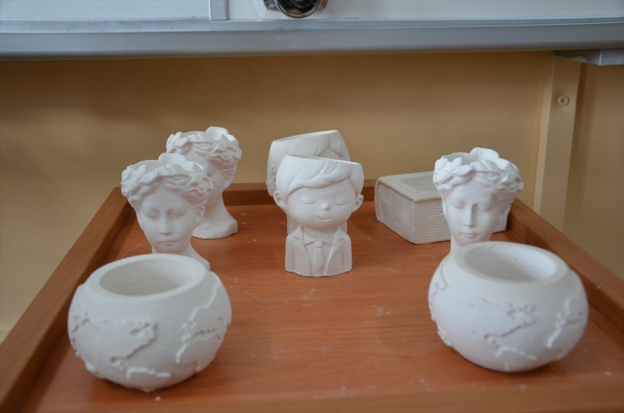 Sattıkları Objelerden Elde Ettikleri Gelirle İhtiyaç Sahibi Öğrencilere Destek Oluyorlar