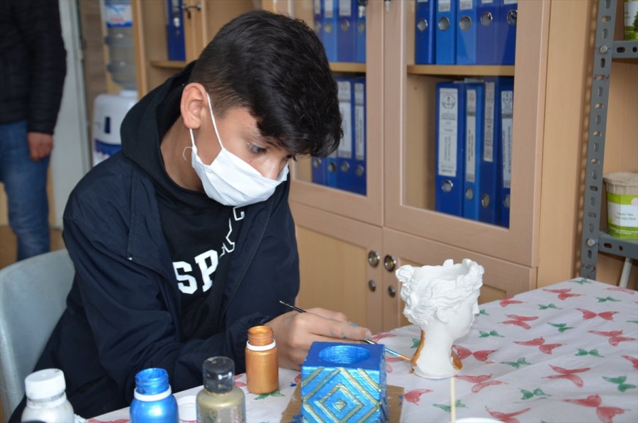 Sattıkları Objelerden Elde Ettikleri Gelirle İhtiyaç Sahibi Öğrencilere Destek Oluyorlar