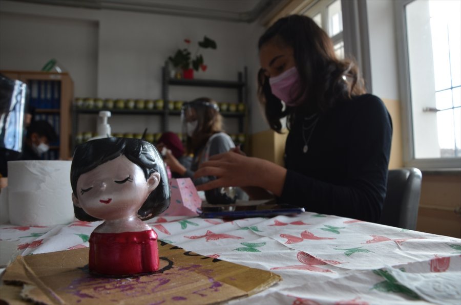 Sattıkları Objelerden Elde Ettikleri Gelirle İhtiyaç Sahibi Öğrencilere Destek Oluyorlar