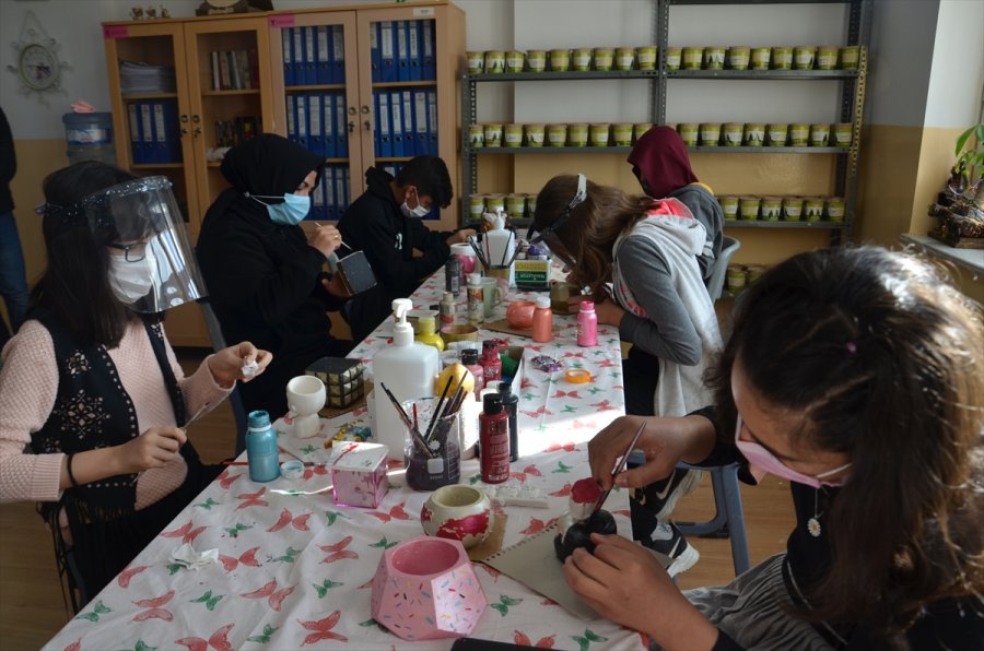 Sattıkları Objelerden Elde Ettikleri Gelirle İhtiyaç Sahibi Öğrencilere Destek Oluyorlar