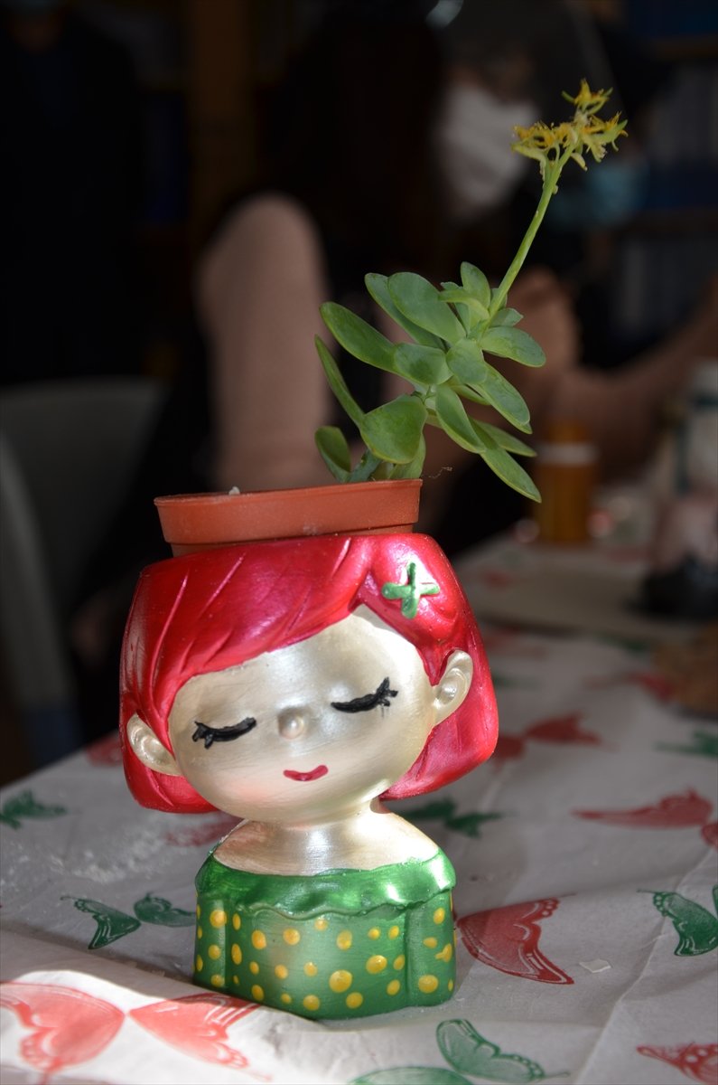 Sattıkları Objelerden Elde Ettikleri Gelirle İhtiyaç Sahibi Öğrencilere Destek Oluyorlar