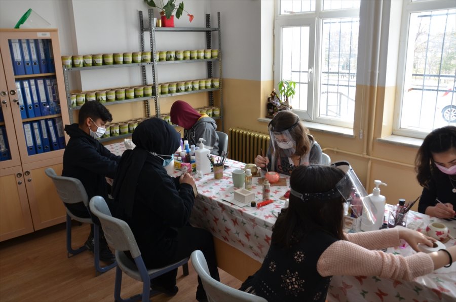 Sattıkları Objelerden Elde Ettikleri Gelirle İhtiyaç Sahibi Öğrencilere Destek Oluyorlar