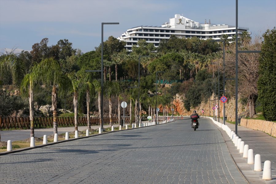 Turizm Merkezleri Antalya Ve Muğla Sokağa Çıkma Kısıtlamasıyla Sessizliğe Büründü