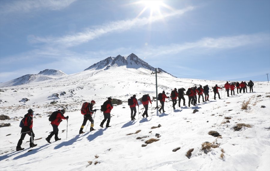 Aksaray'da, Yunus Emre Ve Türkçe Yılı Etkinlikleri Kapsamında Hasan Dağı'na Tırmanış Yapıldı
