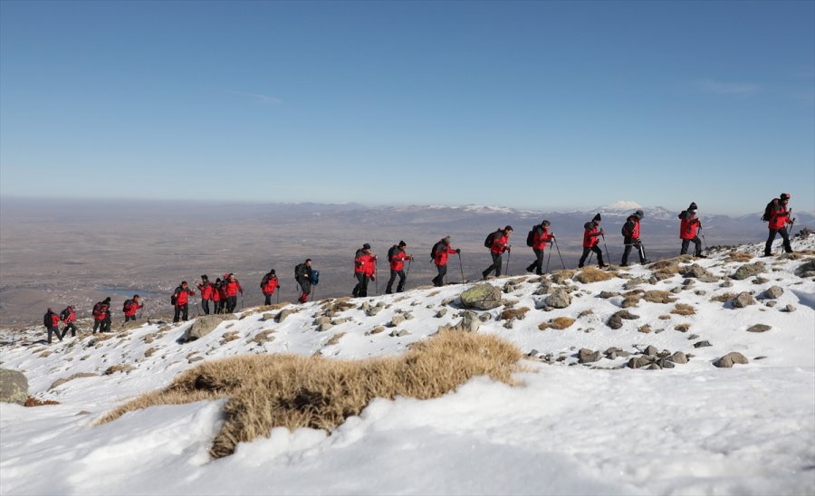 Aksaray'da, Yunus Emre Ve Türkçe Yılı Etkinlikleri Kapsamında Hasan Dağı'na Tırmanış Yapıldı