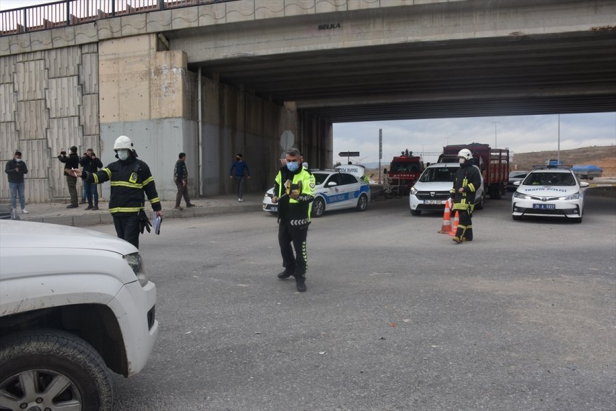 Eskişehir'de Kamyonet İle Tır Çarpıştı: 2 Yaralı