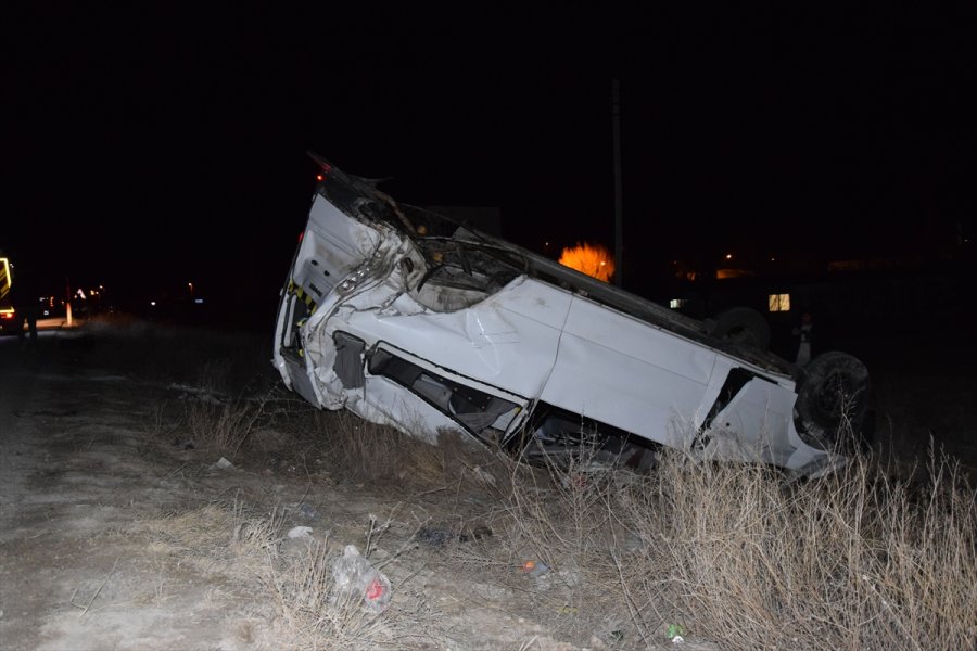 Konya'da Minibüsle Otomobil Çarpıştı: 4 Yaralı