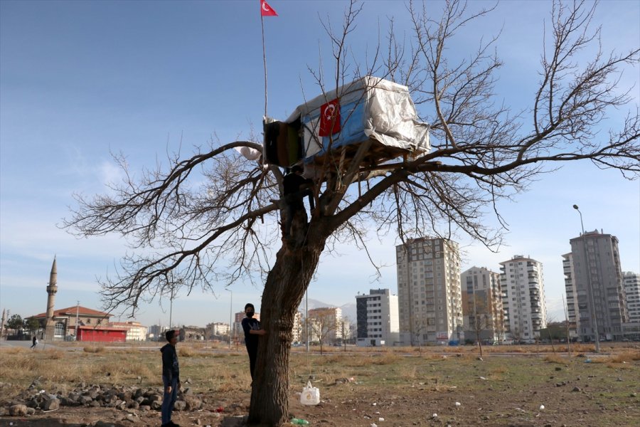 Kovid-19 Sürecinde Bilgisayar Başında Sıkılan Çocuklar Atık Eşyalarla