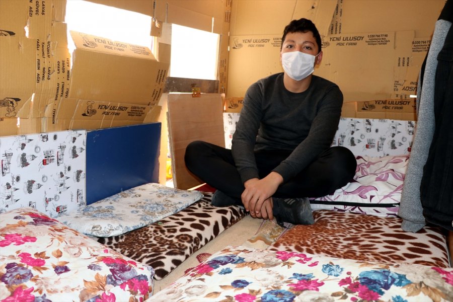 Kovid-19 Sürecinde Bilgisayar Başında Sıkılan Çocuklar Atık Eşyalarla