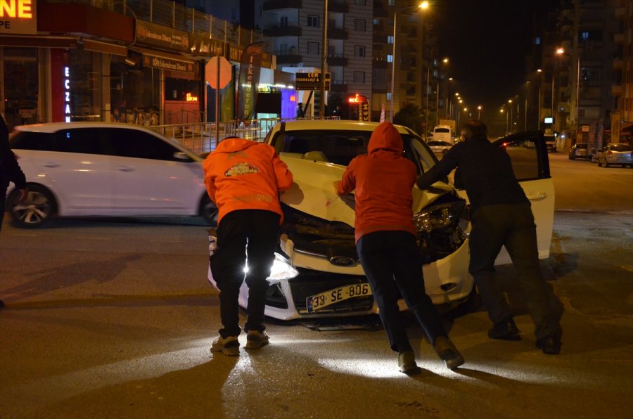 Mersin'de 3 Aracın Karıştığı Kazada 3 Kişi Yaralandı