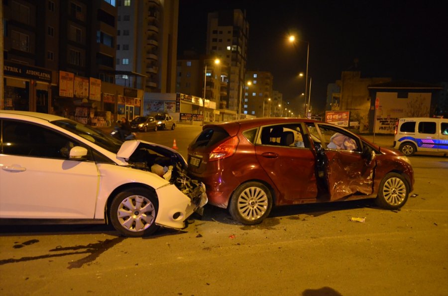 Mersin'de 3 Aracın Karıştığı Kazada 3 Kişi Yaralandı