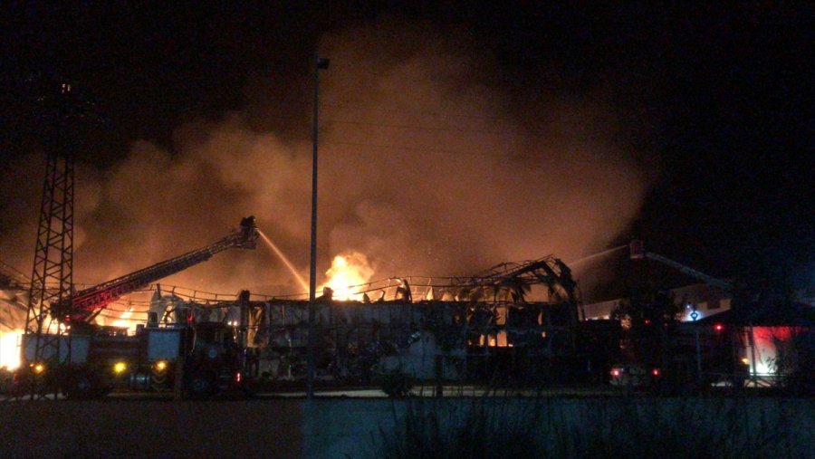 Mersin’de Narenciye Fabrikasında Çıkan Yangın Söndürülmeye Çalışılıyor