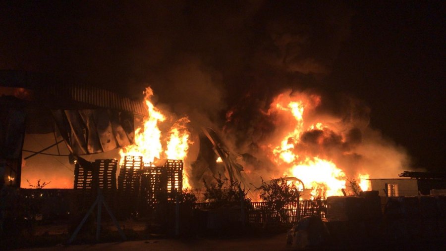 Mersin’de Narenciye Fabrikasında Çıkan Yangın Söndürülmeye Çalışılıyor