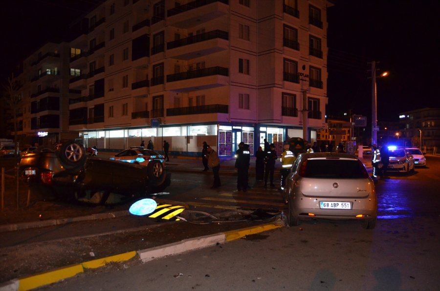Aksaray'da İki Otomobil Çarpıştı: 6 Yaralı