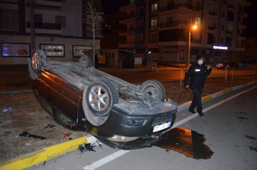 Aksaray'da İki Otomobil Çarpıştı: 6 Yaralı