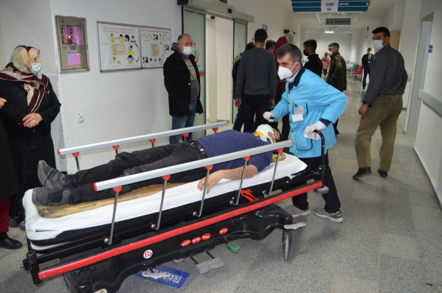 Aksaray'da İki Otomobil Çarpıştı: 6 Yaralı