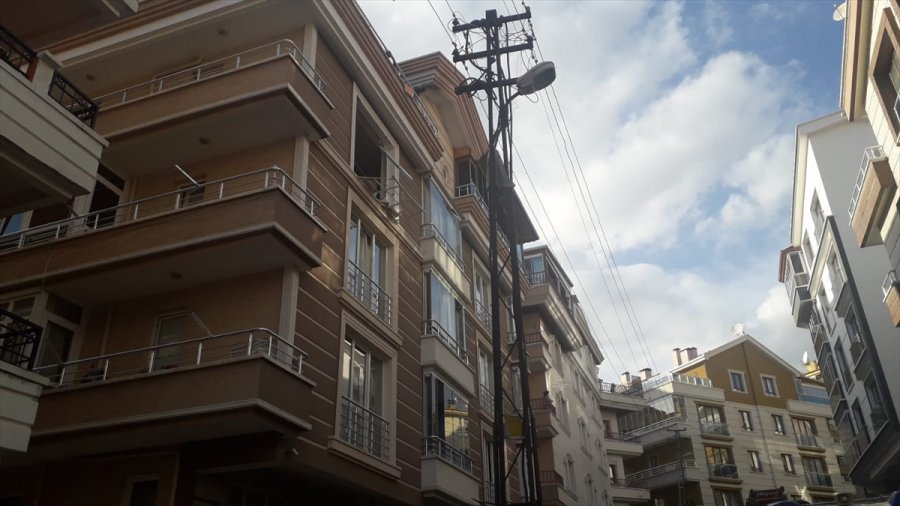 Ankara'da Üç Katlı Apartmandaki Patlama Hasara Neden Oldu