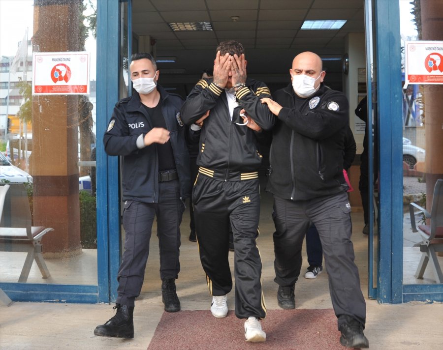 Antalya'da İki Kişinin Parasını Bıçak Zoruyla Aldığı Öne Sürülen İki Şüpheli Yakalandı