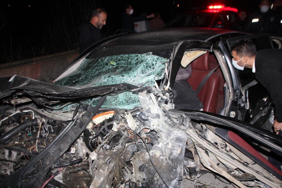 Güncelleme - Antalya'da İki Otomobil Çarpıştı 6 Kişi Öldü