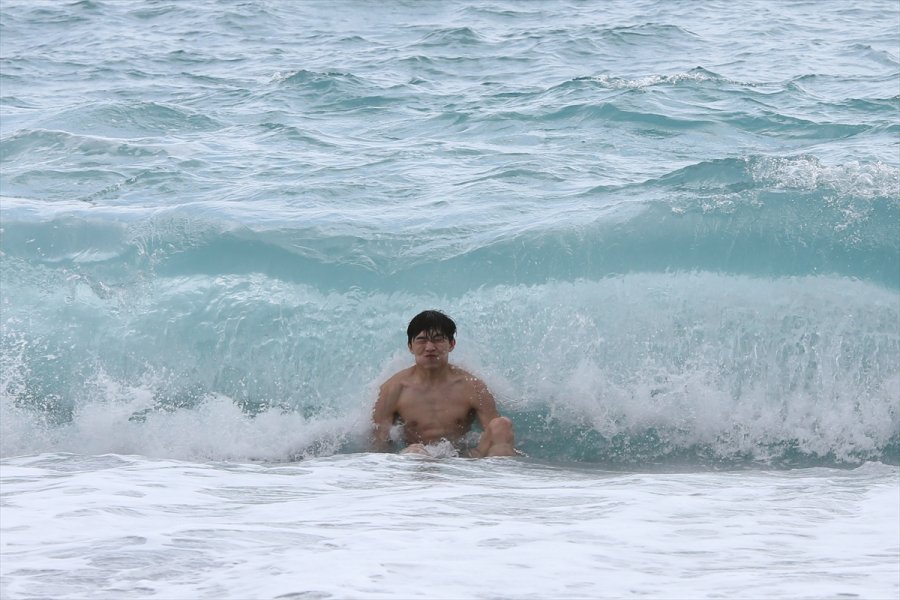 Antalya'da Yabancı Turistler Dalgalara Rağmen Denize Girdi