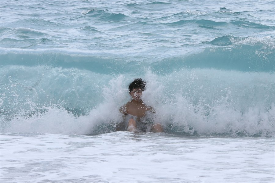 Antalya'da Yabancı Turistler Dalgalara Rağmen Denize Girdi