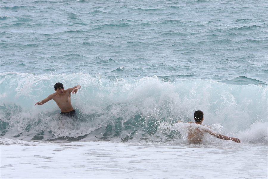Antalya'da Yabancı Turistler Dalgalara Rağmen Denize Girdi