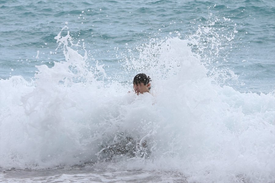 Antalya'da Yabancı Turistler Dalgalara Rağmen Denize Girdi