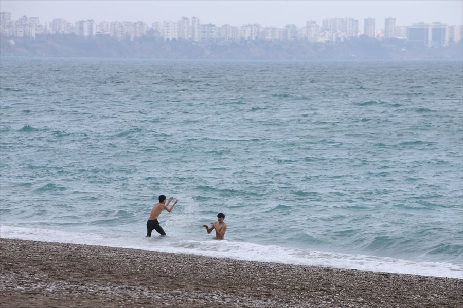 Antalya'da Yabancı Turistler Dalgalara Rağmen Denize Girdi