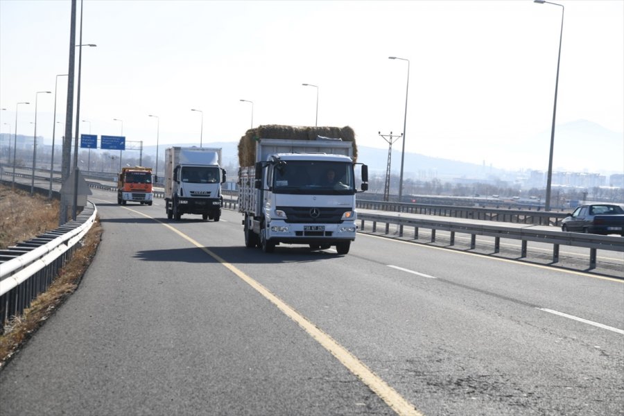 Balyaları Yanan Çiftçiye Devletten 20 Ton Saman