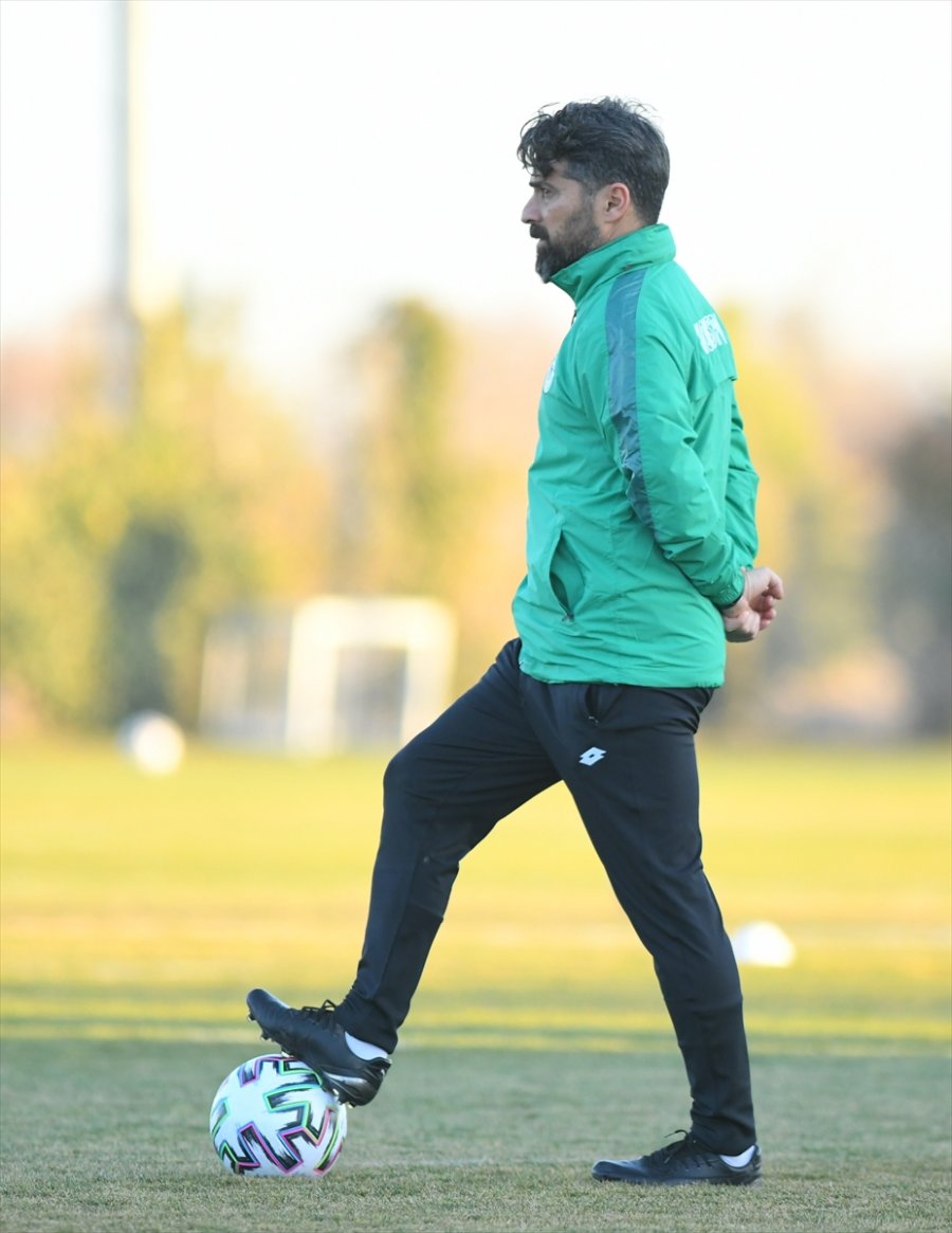 İlhan Palut, Konyaspor'da İlk Antrenmanına Çıktı
