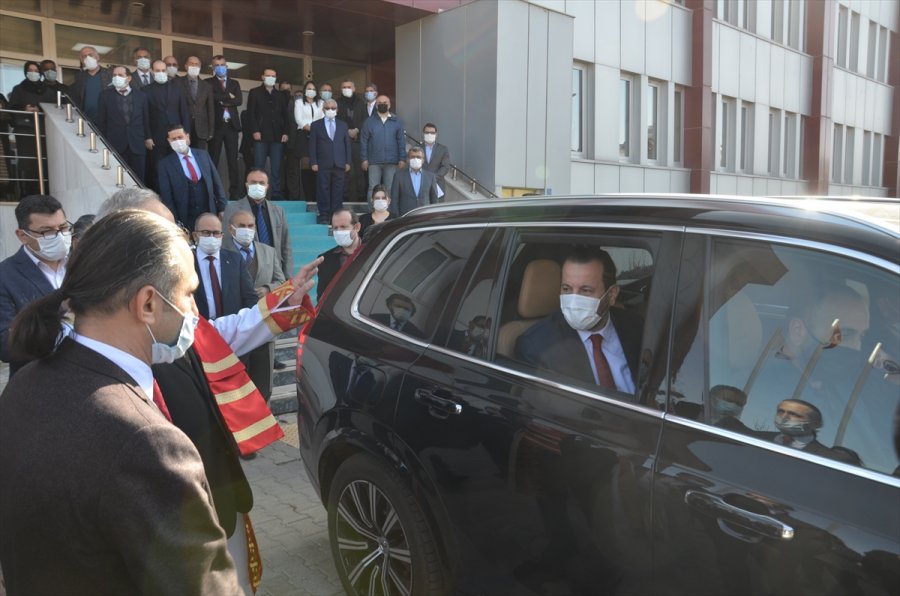 Karamanoğlu Mehmetbey Üniversitesi Rektörü Prof. Dr. Namık Ak Görevine Başladı