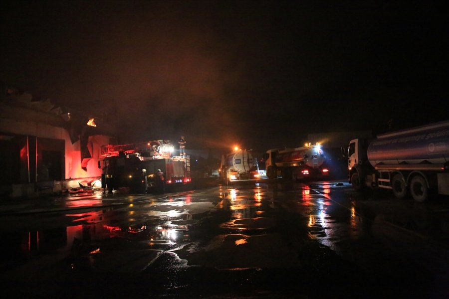 Güncelleme - Mersin'de Narenciye Paketleme Fabrikasında Çıkan Yangın Kontrol Altına Alındı