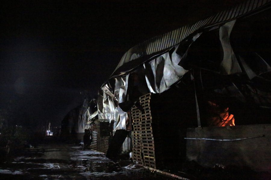 Güncelleme - Mersin'de Narenciye Paketleme Fabrikasında Çıkan Yangın Kontrol Altına Alındı