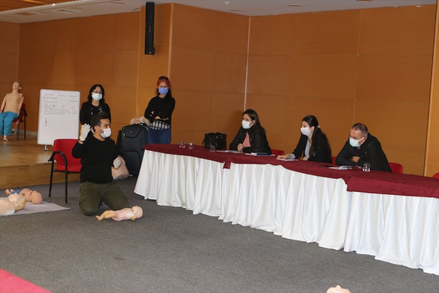 Antalya'da Belediye Personeline İlk Yardım Eğitimi