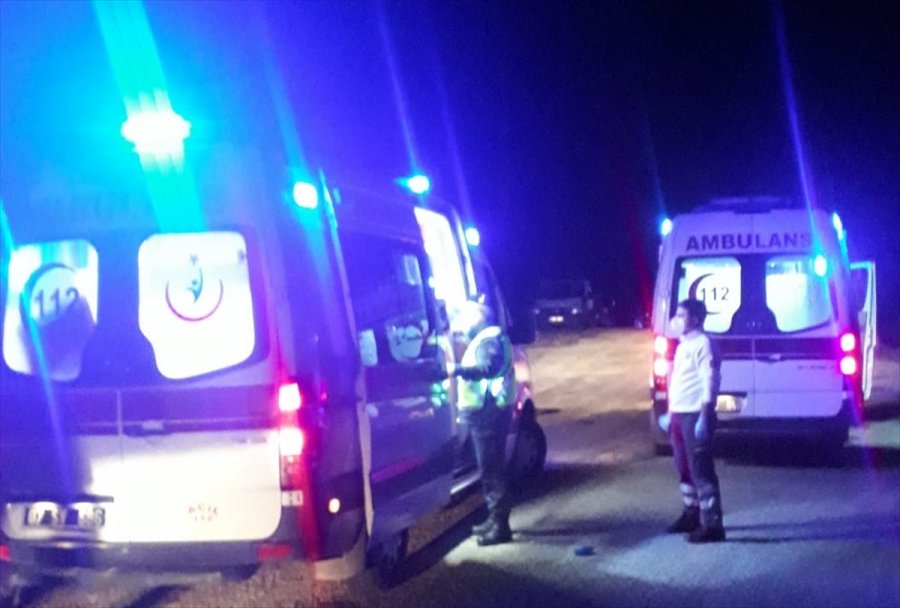 Antalya'da İki Aracın Çarpışması Sonucu 4 Kişi Yaralandı