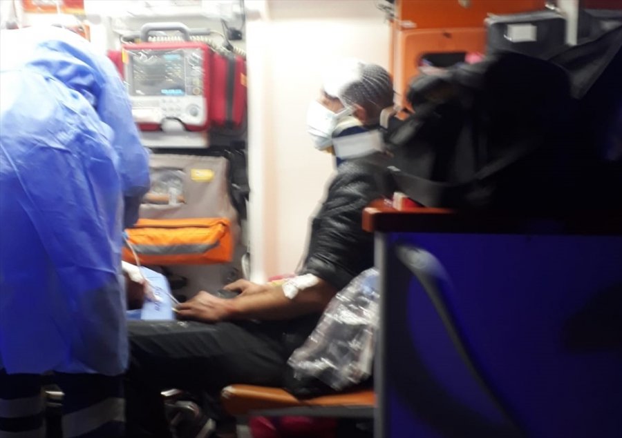 Antalya'da İki Aracın Çarpışması Sonucu 4 Kişi Yaralandı
