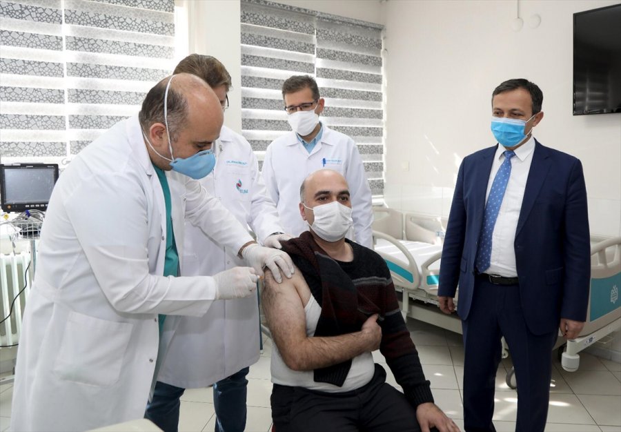 Erü'de Kovid-19 Aşı Adayının Faz-2 Çalışmalarında İlk Doz Gönüllülere Uygulanmaya Başlandı