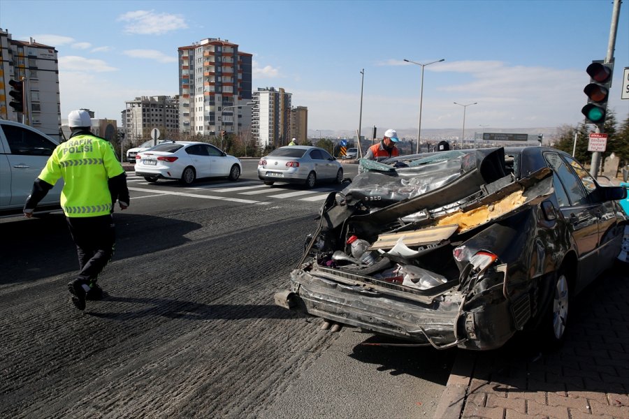 Freni Patlayan Süt Kamyonu 5 Araca Çarparak Durabildi