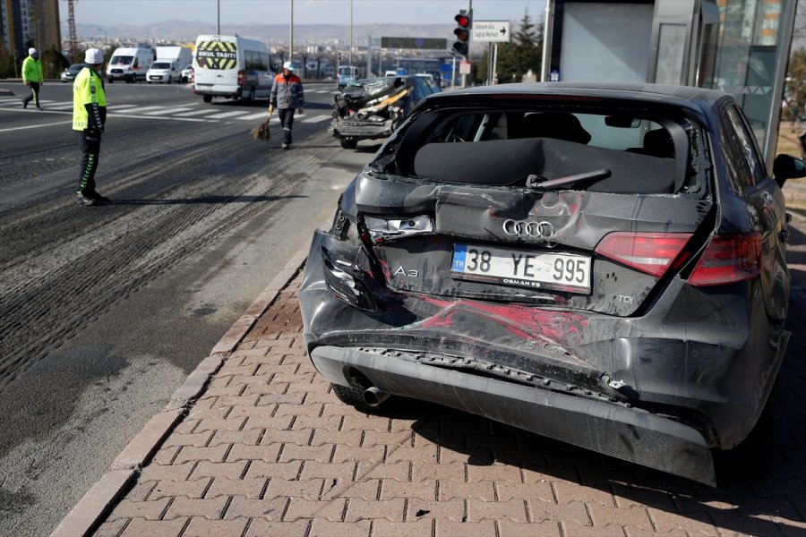 Freni Patlayan Süt Kamyonu 5 Araca Çarparak Durabildi
