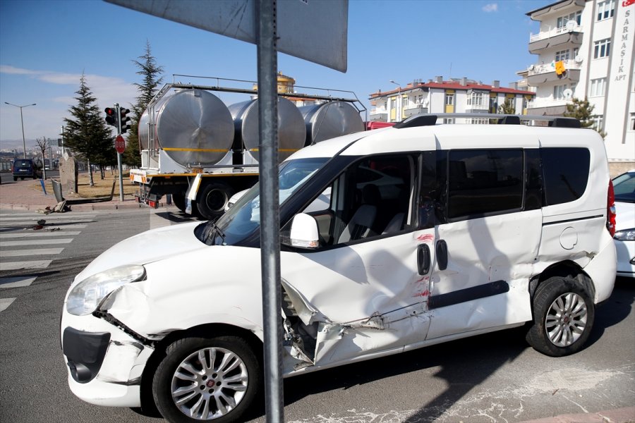 Freni Patlayan Süt Kamyonu 5 Araca Çarparak Durabildi