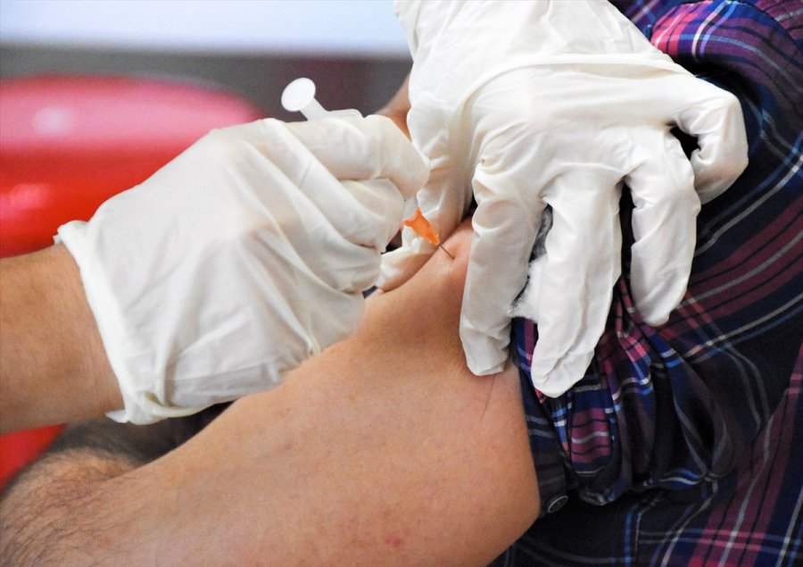 Aksaray'da Sağlık Çalışanlarına Coronavac Aşısının İkinci Dozu Yapılmaya Başlandı