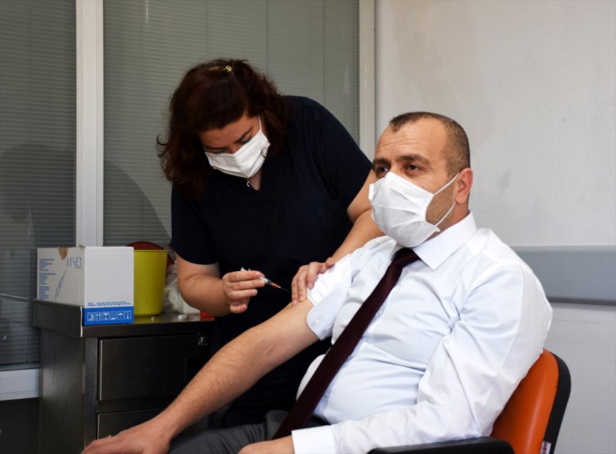 Aksaray'da Sağlık Çalışanlarına Coronavac Aşısının İkinci Dozu Yapılmaya Başlandı