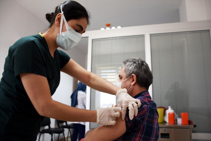 Aksaray'da Sağlık Çalışanlarına Coronavac Aşısının İkinci Dozu Yapılmaya Başlandı