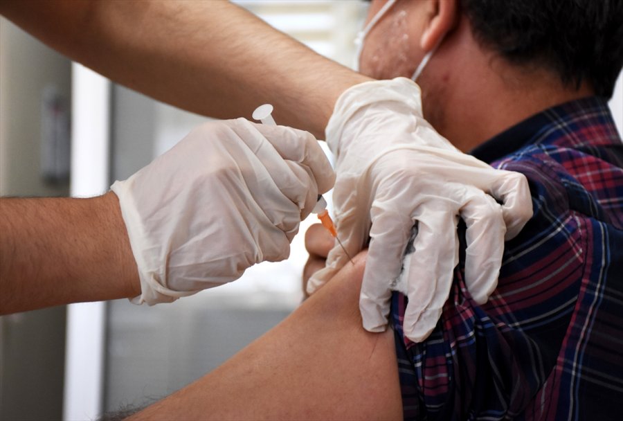 Aksaray'da Sağlık Çalışanlarına Coronavac Aşısının İkinci Dozu Yapılmaya Başlandı