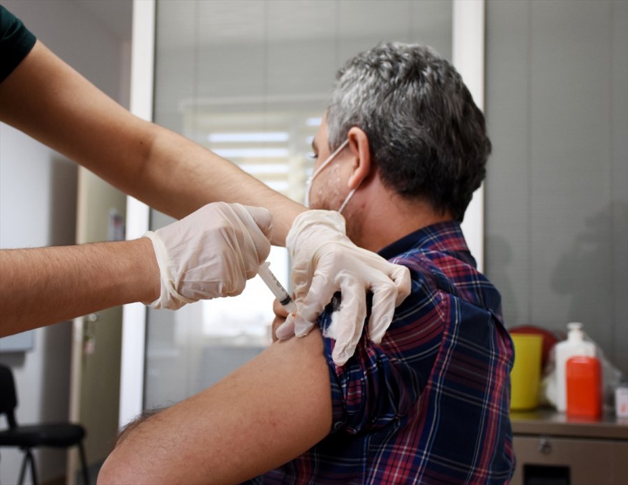 Aksaray'da Sağlık Çalışanlarına Coronavac Aşısının İkinci Dozu Yapılmaya Başlandı
