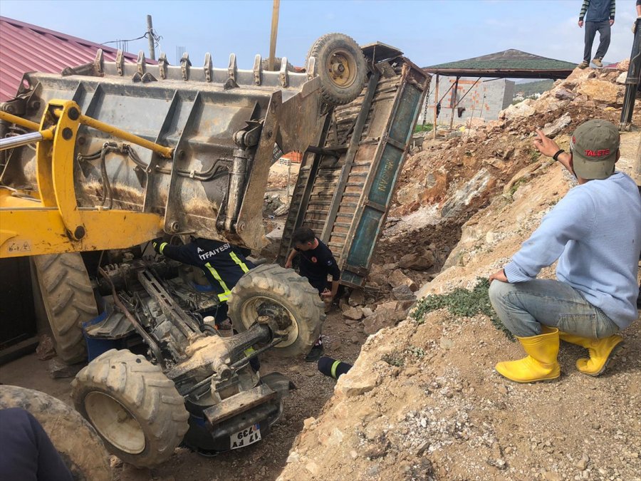 Alanya'da Devrilen Traktörün Altında Kalan Sürücü Yaralandı